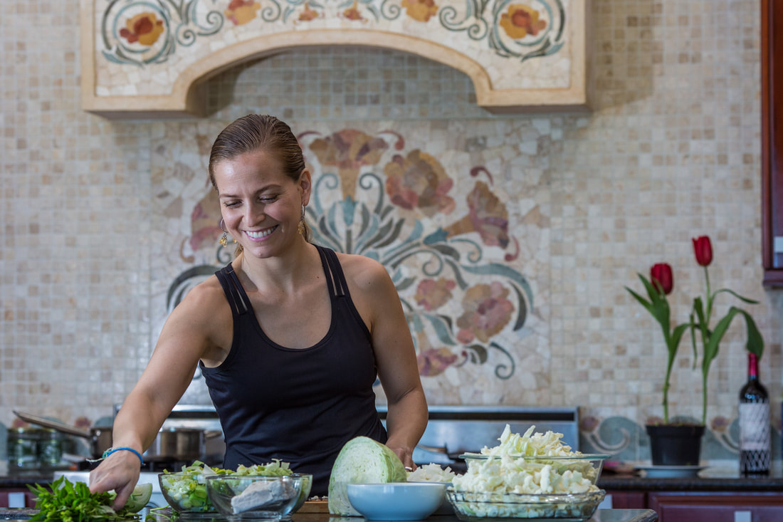 Juliana Vasquez Rosman leading a healthy cooking session